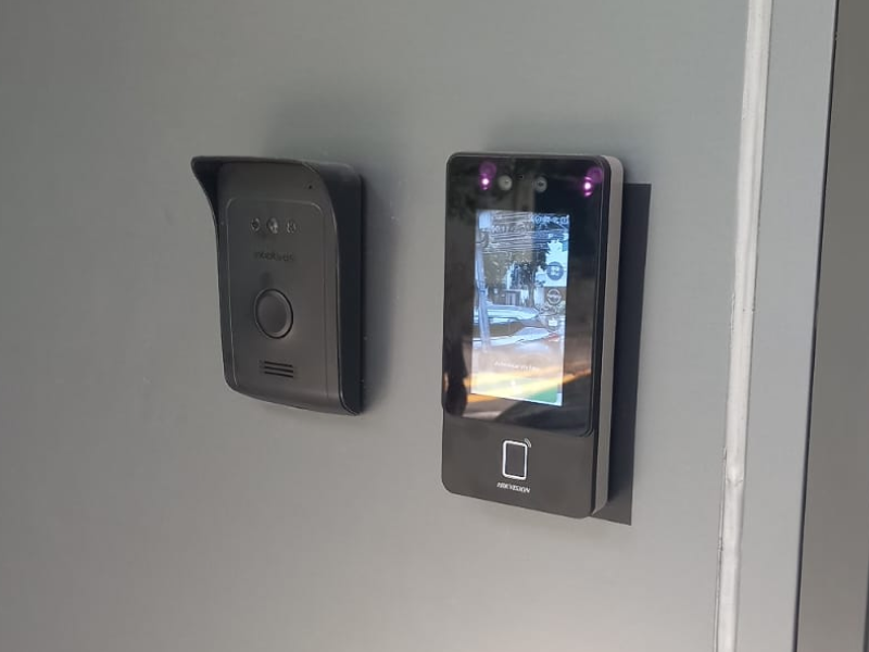 Imagem de um dispositivo de controle facial para entrada em uma porta.